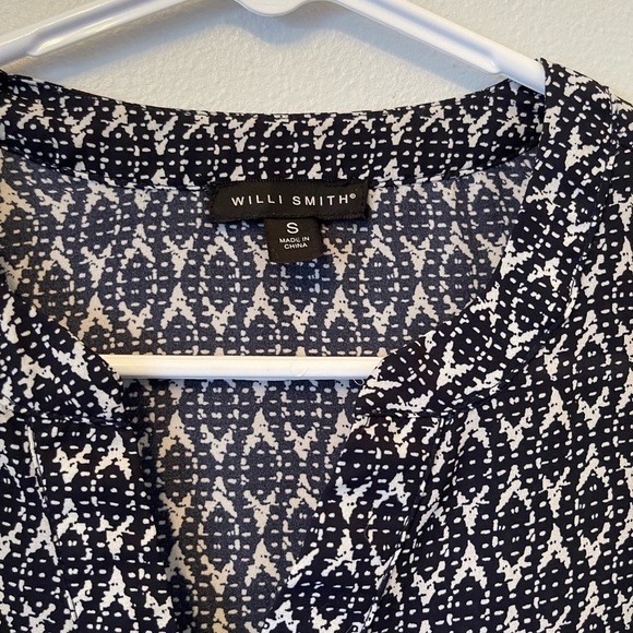 Willi Smith navy portofino ¾ sleeve bell sleeve abstract printed flowy blouse - Picture 2 of 5